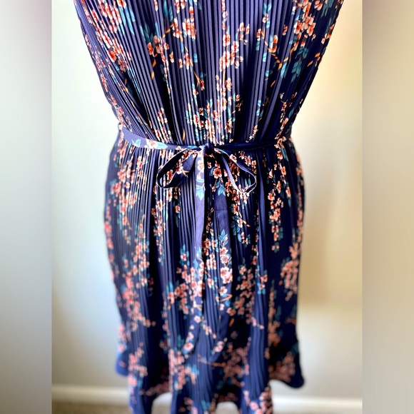 Banana Republic | Sleeveless Pleated Dress | Blue Floral | Small Petite - Picture 6 of 8